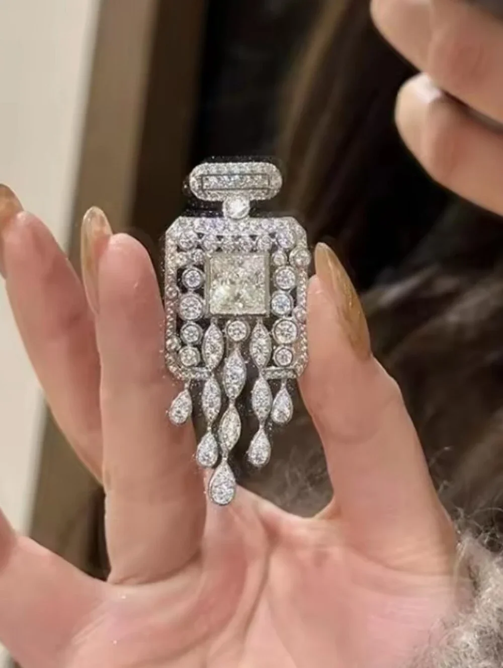 Luxury Perfume Bottle Niche Dedign Crystal Brooch Women Fashion